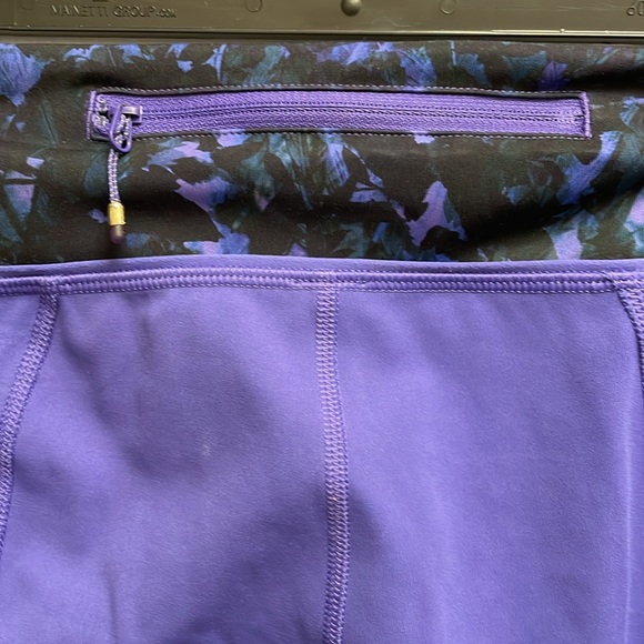 Near perfect condition Lululemon mid-calf workout leggings - Picture 3 of 6